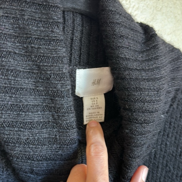 Super soft black H&M Turtle Neck - Picture 2 of 3